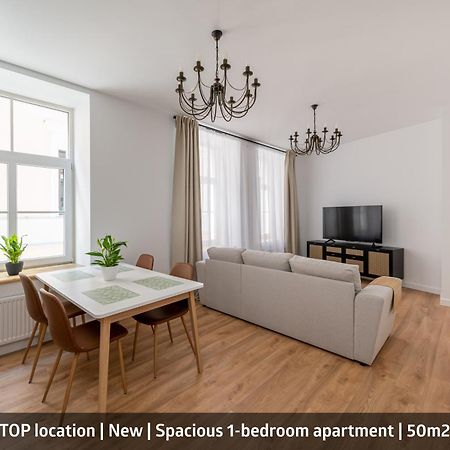Spacious 1-Bedroom Apartment In The Heart Of Old Town ريغا المظهر الخارجي الصورة