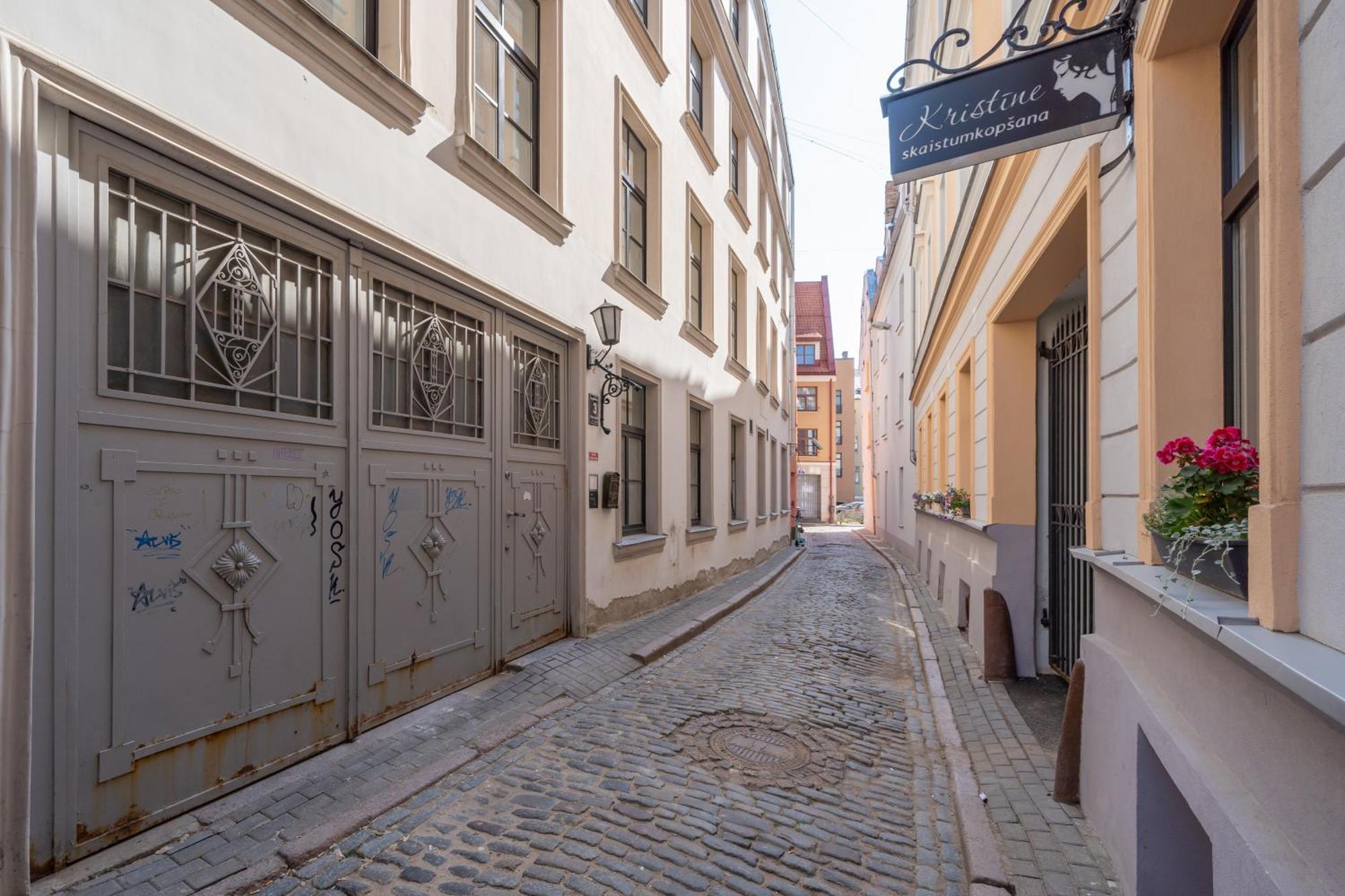 Spacious 1-Bedroom Apartment In The Heart Of Old Town ريغا المظهر الخارجي الصورة